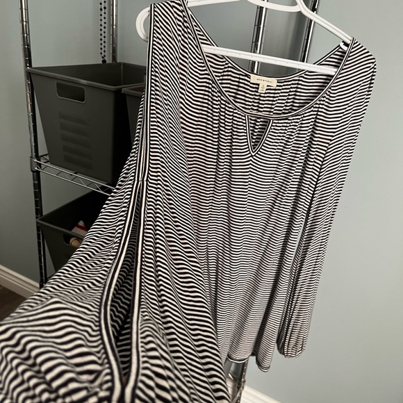 Long sleeve top! Black and white top - Picture 3 of 3